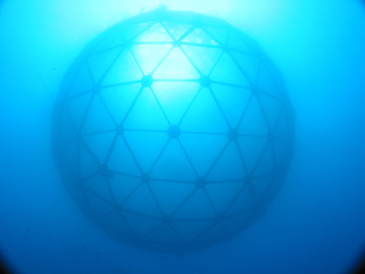 Esta Esfera Submarina Cría Peces Sin Contaminar El Ambiente