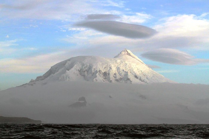 Así se ve la insólita erupción de un volcán del Antártico sobre un glacial