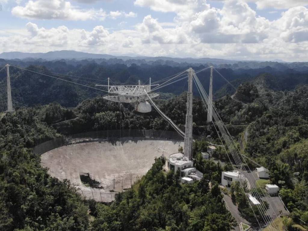 El Radiotelescopio del Observatorio de Arecibo colapsa (un gigante explorador del universo)