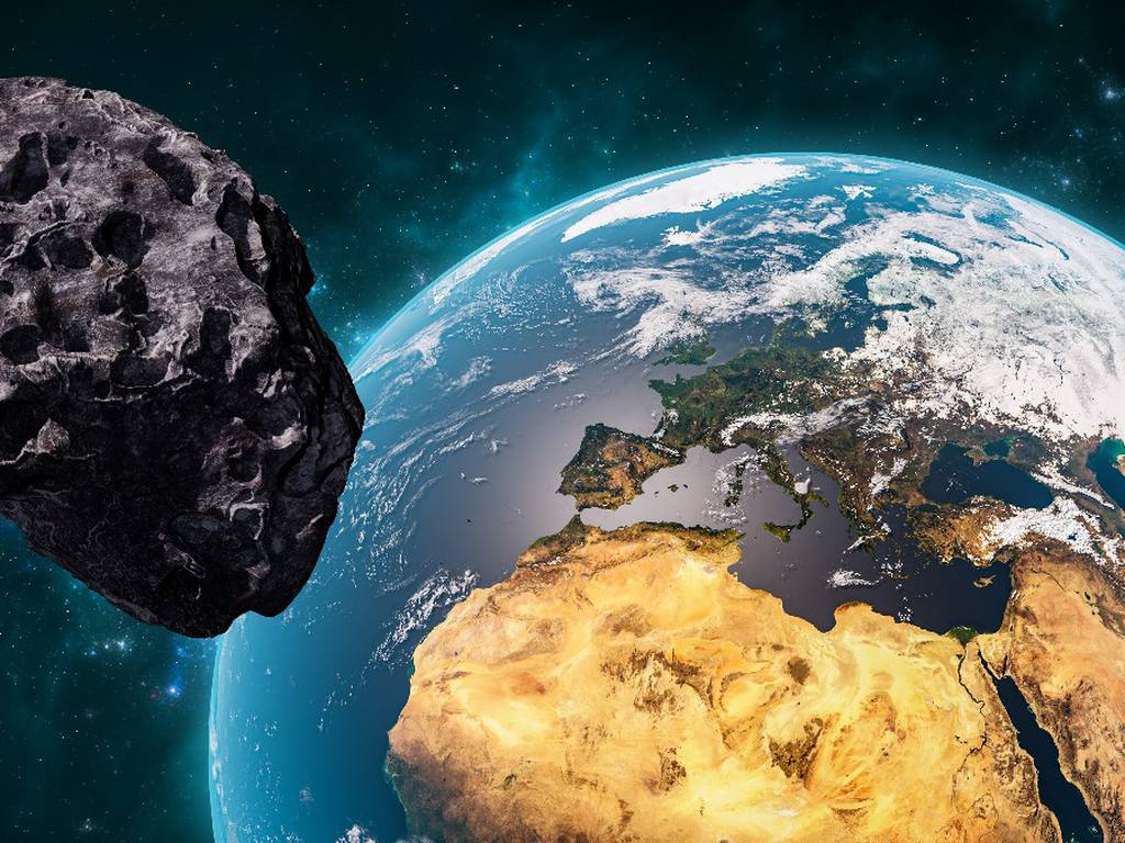 Un asteroide del tamaño de un autobús está cruzando cerca de la Tierra (míralo en vivo)