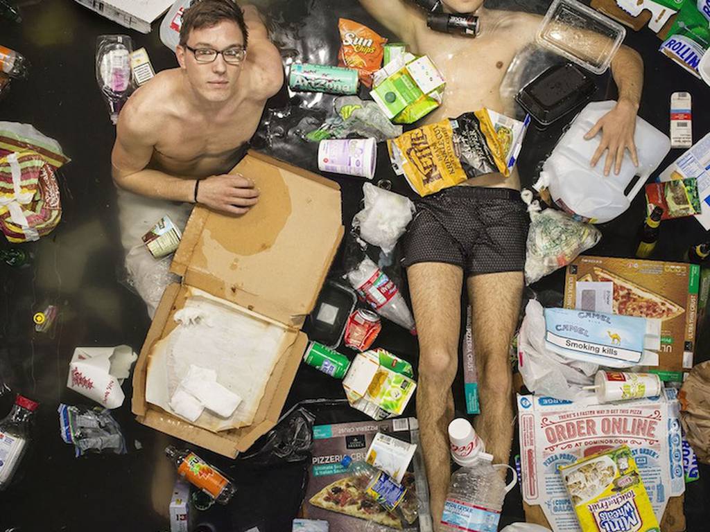 Entre basura: las fotografías de personas acostadas en su consumo