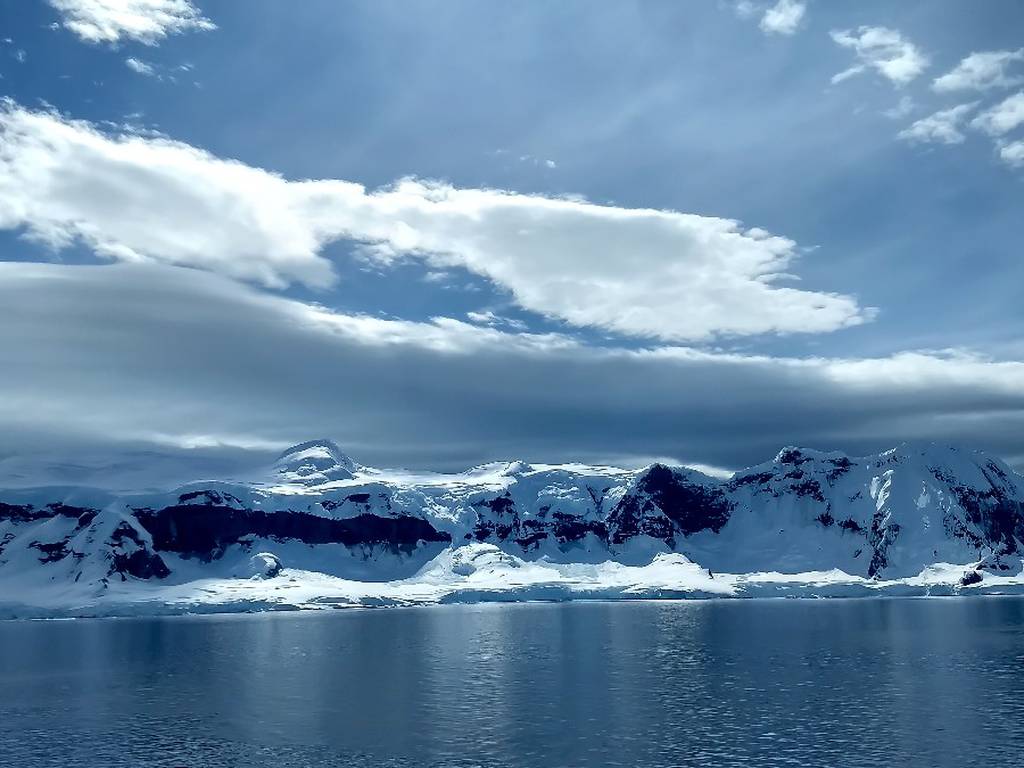 Volcán submarino en la Antártida desata un enjambre de sismos