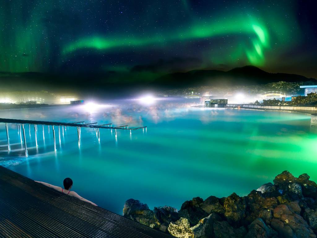 La belleza la Laguna Azul proviene de una planta geotérmica en Islandia
