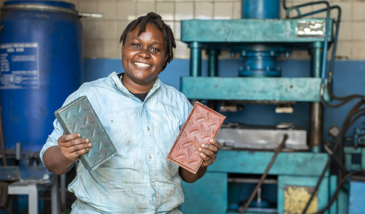 Ingeniera Keniata Produce Ladrillos De Plástico Reciclado Más Fuertes Que El Concreto