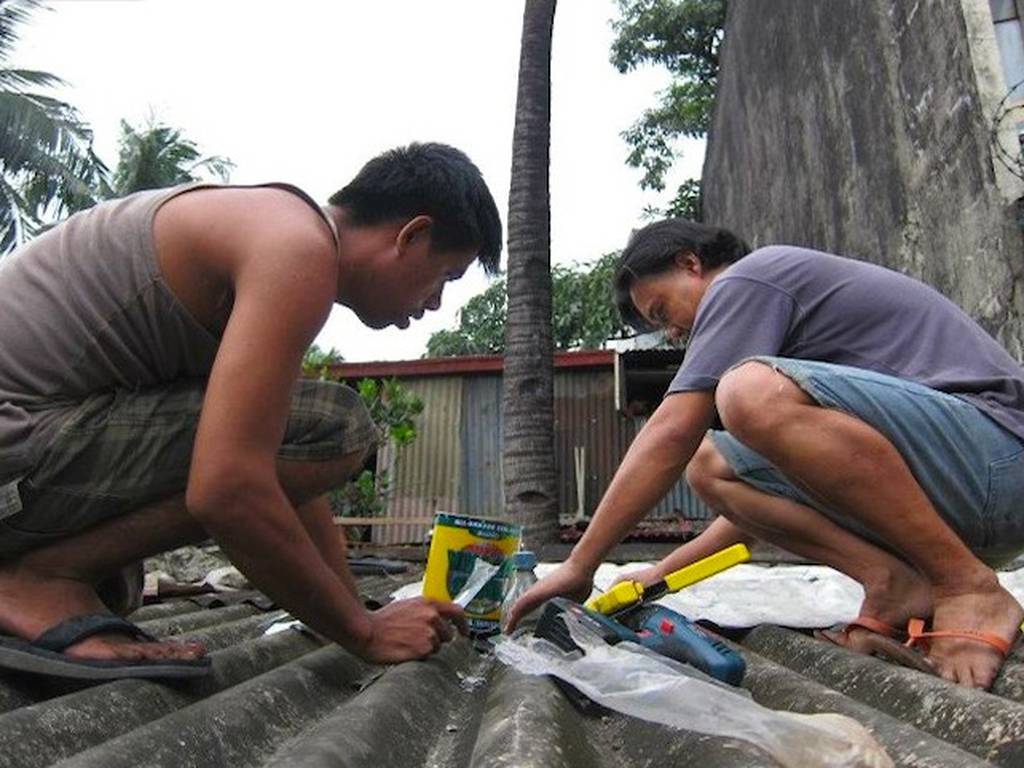 Un litro de luz: botellas recicladas iluminan miles de hogares en Filipinas