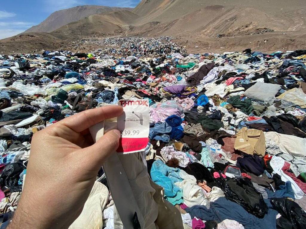 Investigan el basurero de ropa más grande del mundo por contaminación en Chile