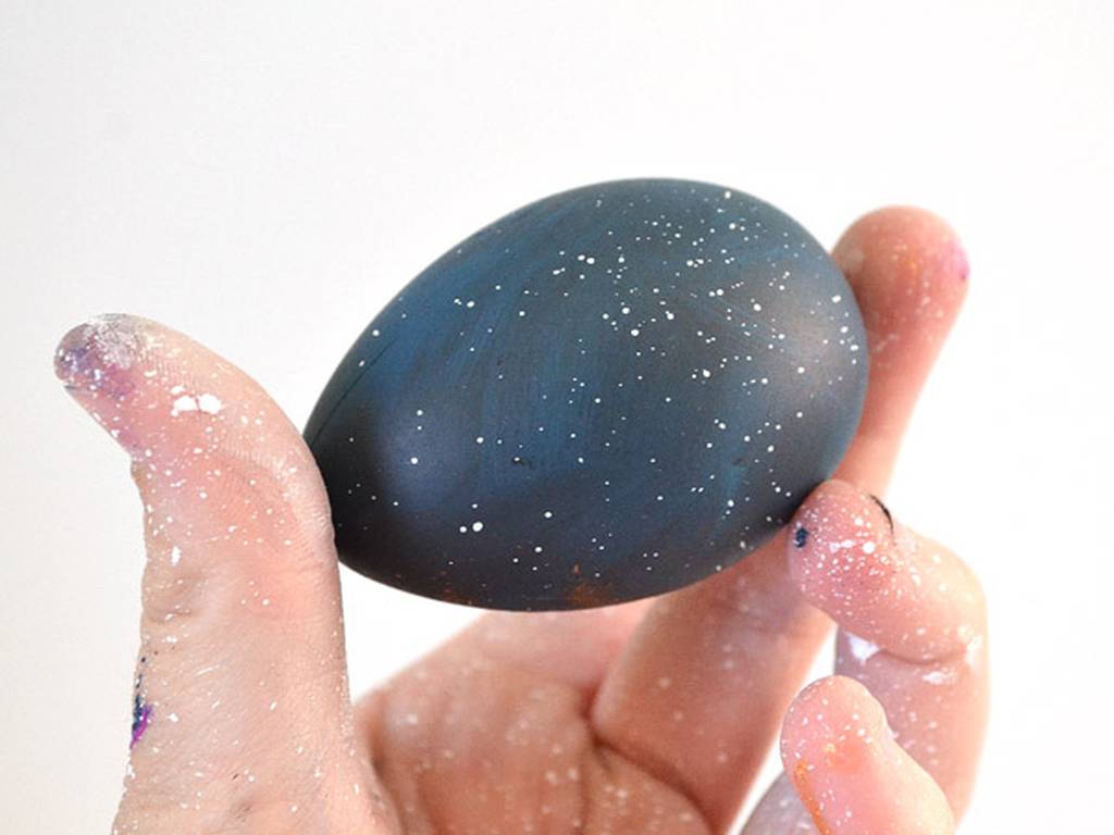 Aprende con tus hijos a hacer increíbles huevos de Pascua con imágenes de la galaxia