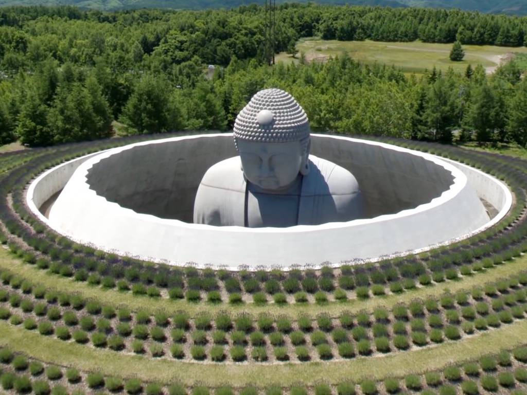 El Buda ‘enterrado’ en un campo de miles de lavandas