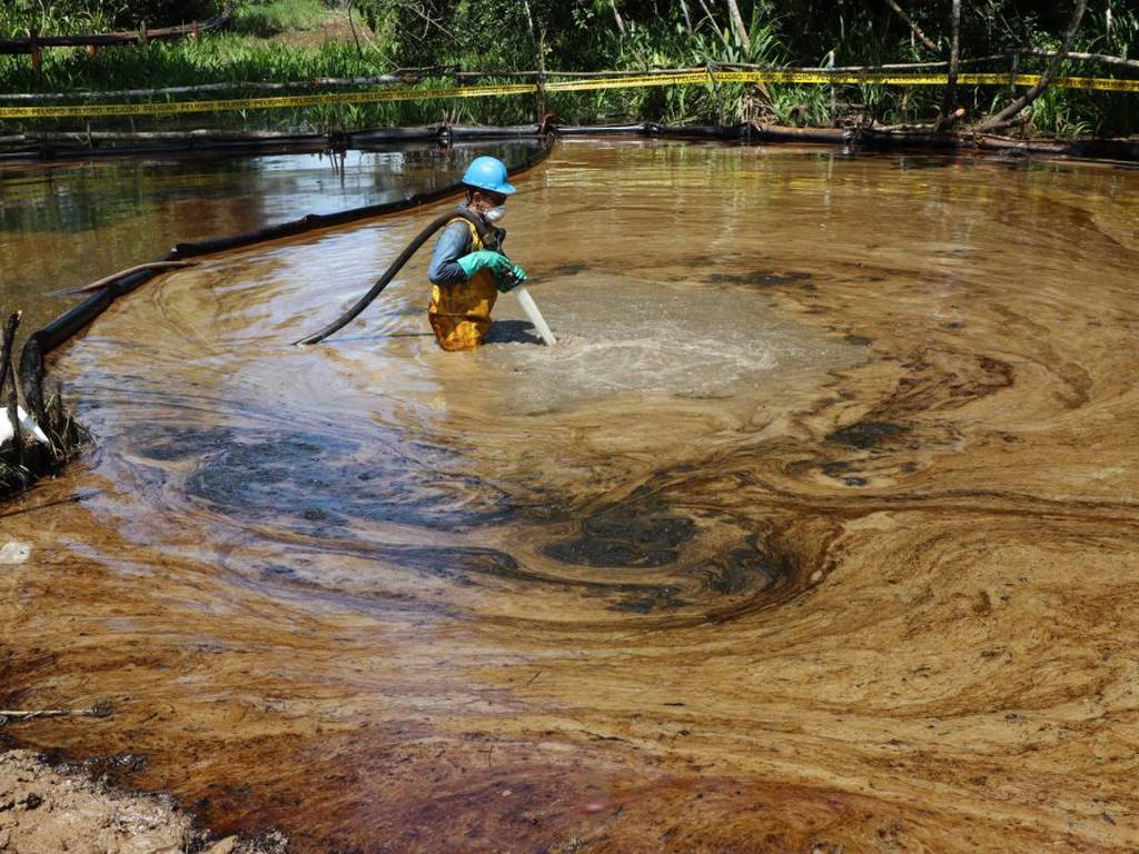 La Amazonía en peligro: derrame de petróleo afecta río en Ecuador