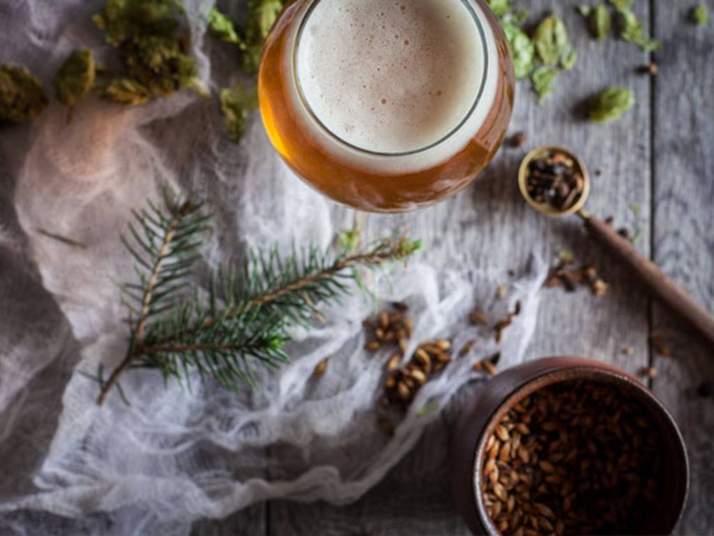 Haz cerveza casera con tu árbol de Navidad (5 sencillos ingredientes)