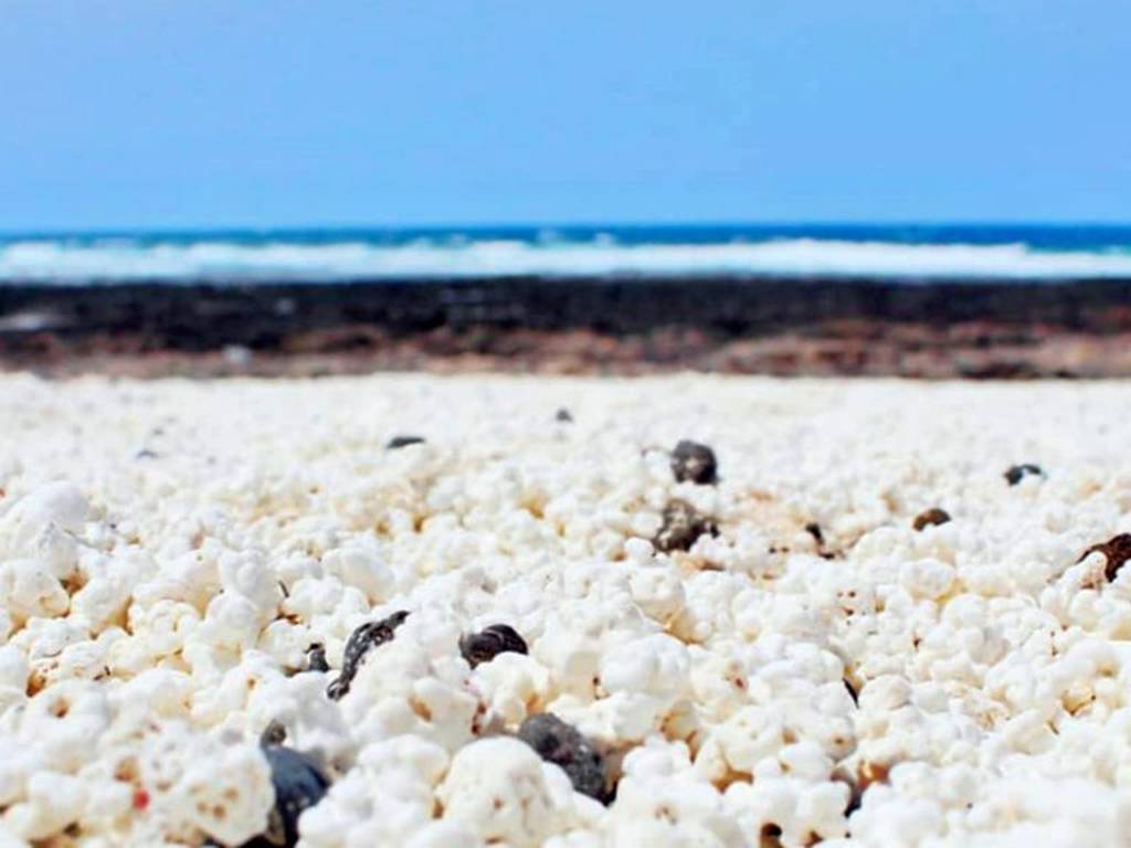 La playa que tiene arena en forma de palomitas de maíz