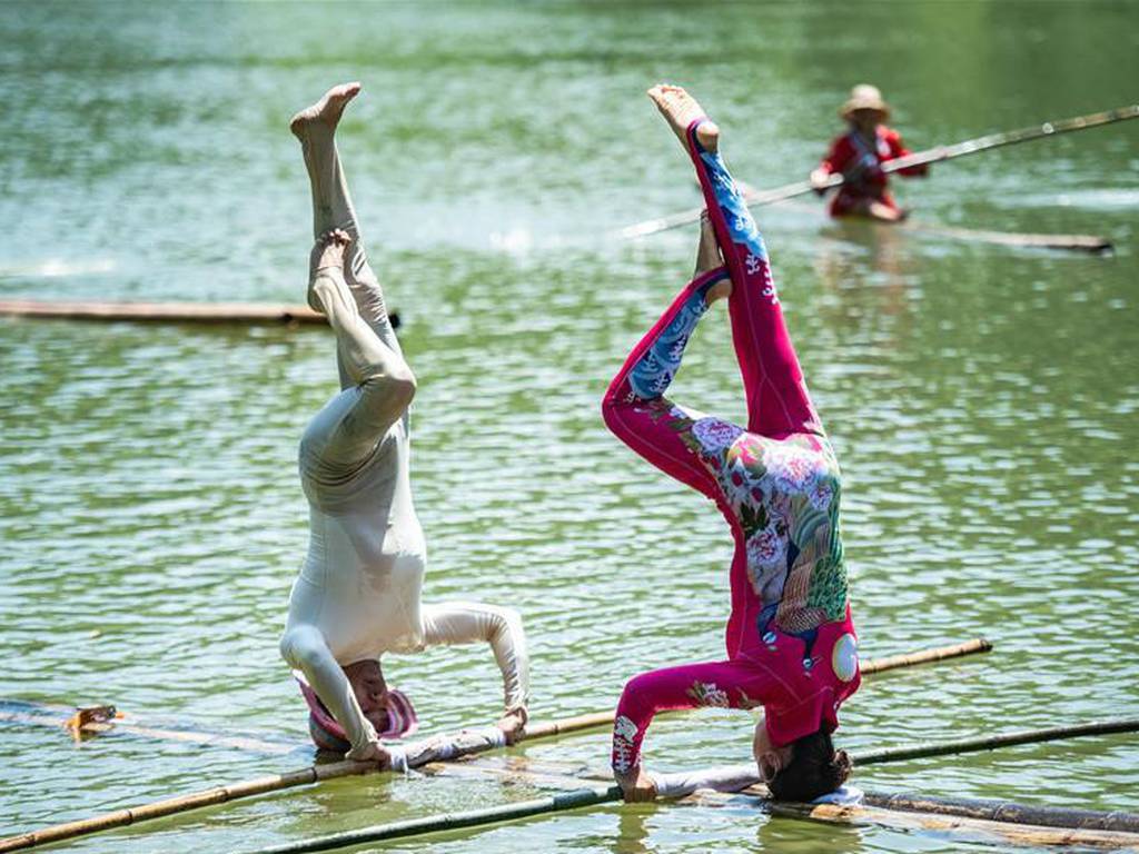 La milenaria y hermosa danza de bambú sobre el agua en China