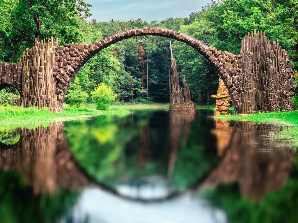 Puente del Diablo: La belleza geométrica del Rakotzbrücke