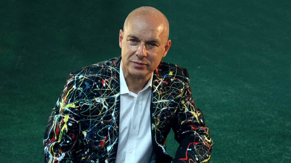 Estoy aquí para persuadirlos de no tener trabajo: el mensaje de Brian Eno para que todos seamos creativos