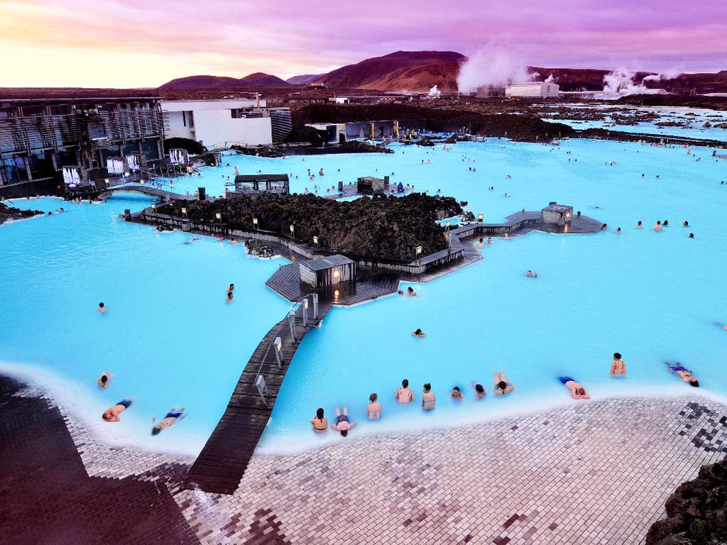La belleza la Laguna Azul proviene de una planta geotérmica en Islandia