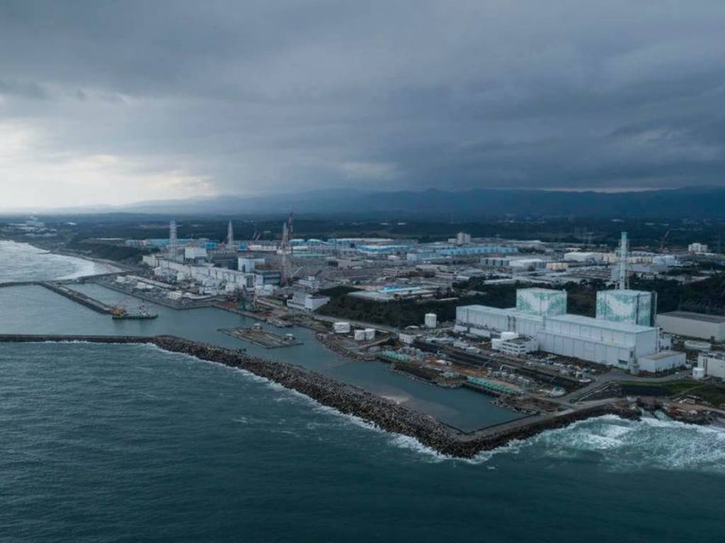 Expertos analizan el agua radiactiva de Fukushima que Japón liberará al océano