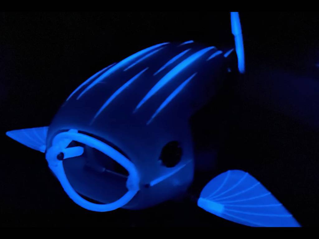 Crean pez robot 3D para filtrar microplásticos del agua