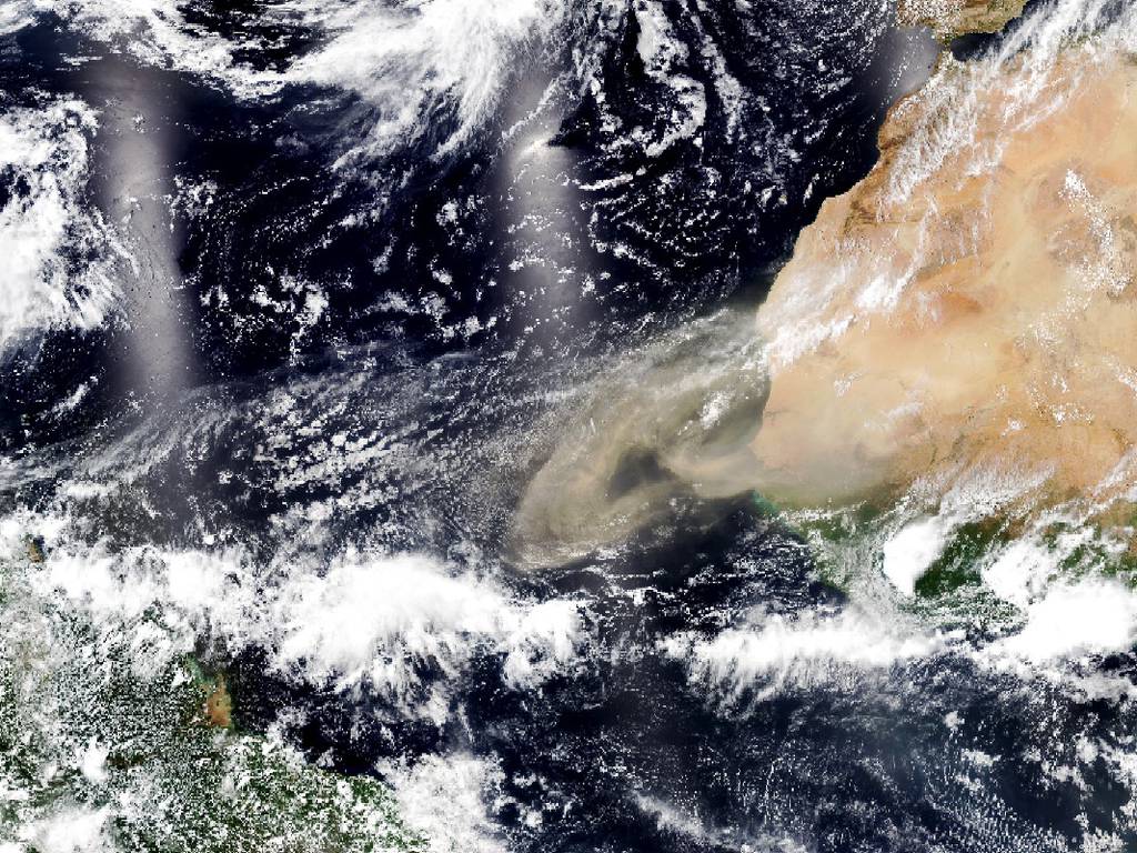Una explosión de polvo del Sahara es visible desde el espacio (se dirige a la Amazonía)